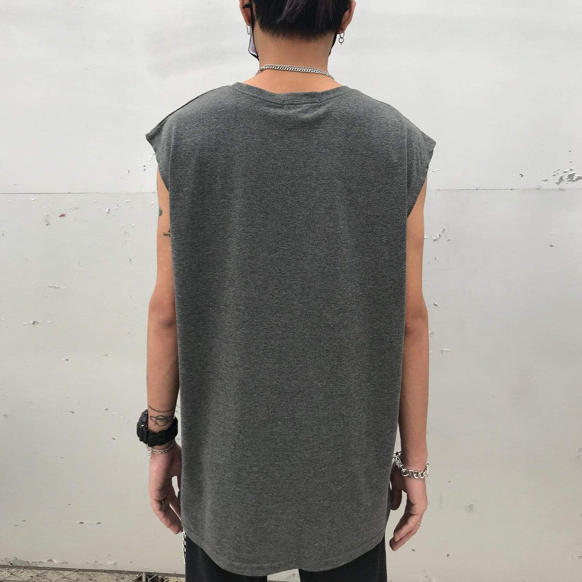 Camiseta WLS Sin Mangas Rota con Agujeros