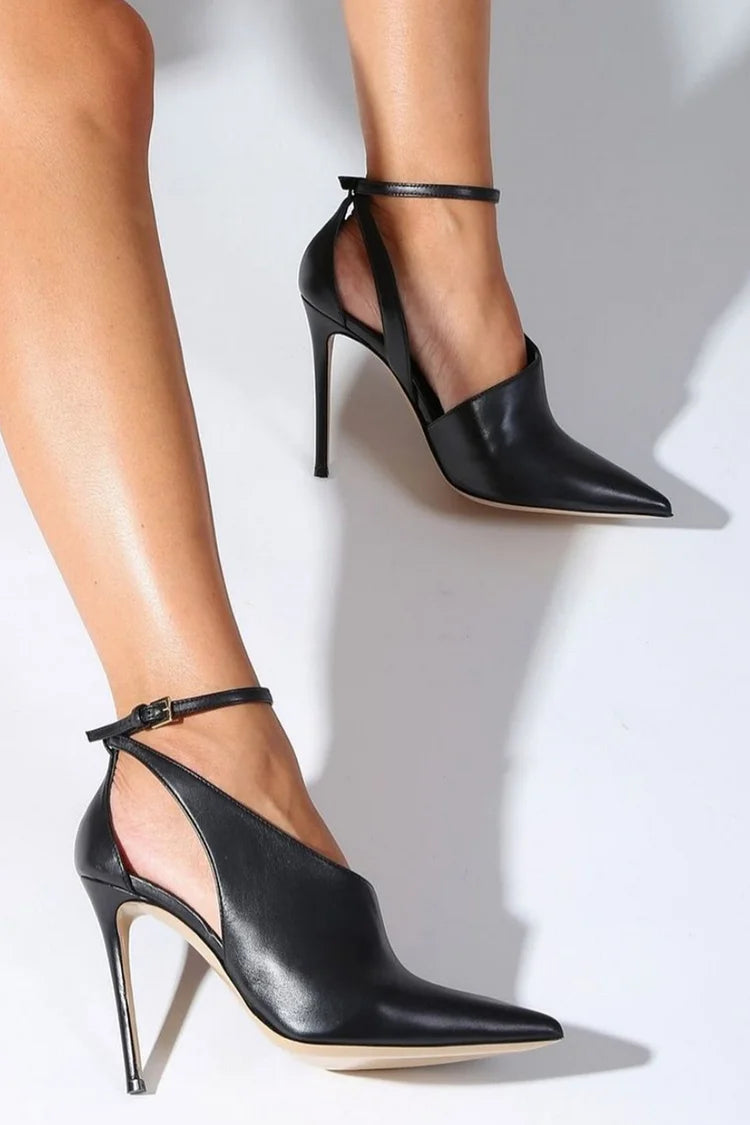 Zapatos de tacón de aguja negros con aberturas, punta afilada, correa al tobillo y hebilla