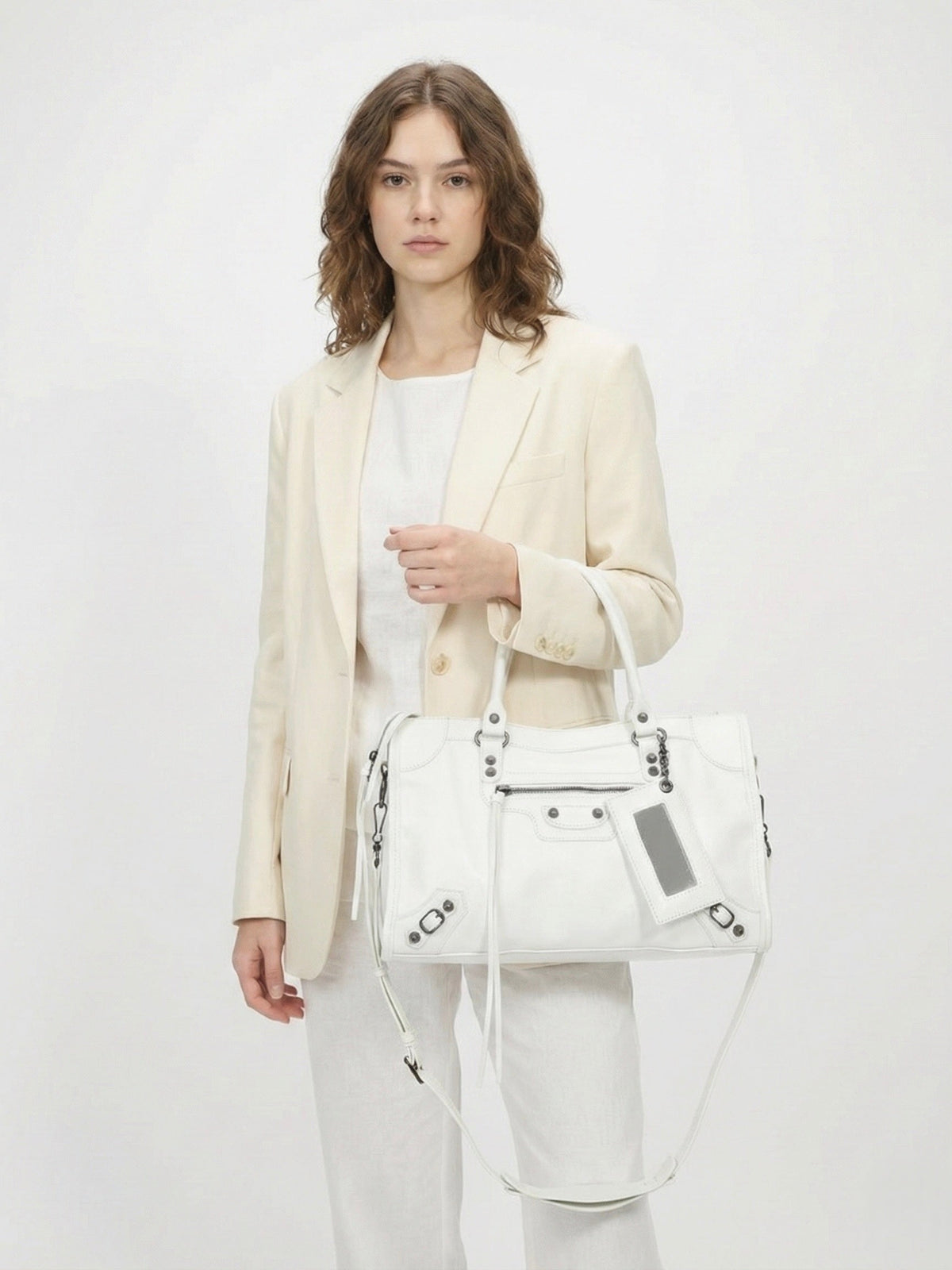 Carmela - Bolso Elegante con Interior Espacioso y Diseño Minimalista