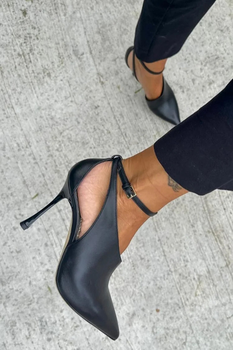 Zapatos de tacón de aguja negros con aberturas, punta afilada, correa al tobillo y hebilla