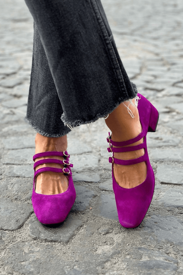 Zapatos de tacón ancho morados con punta cuadrada y hebilla