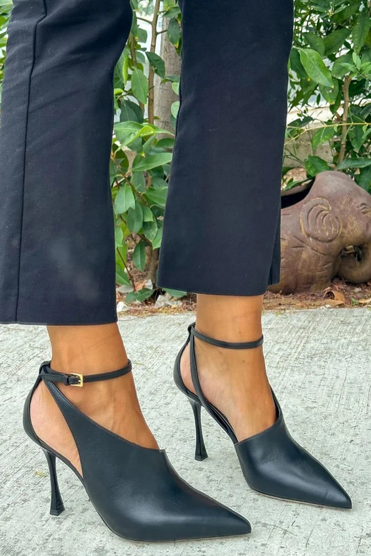 Zapatos de tacón de aguja negros con aberturas, punta afilada, correa al tobillo y hebilla