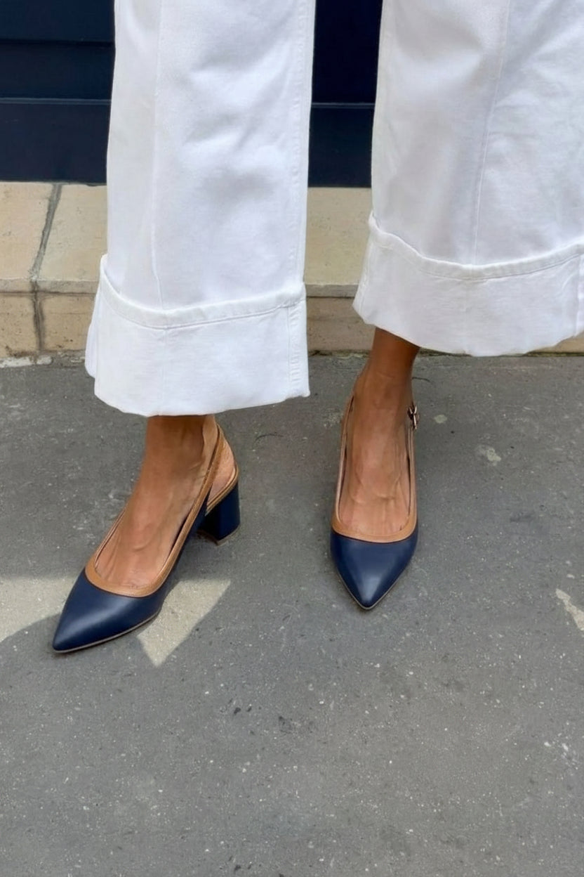 Zapatos de tacón grueso con talón abierto, de color azul marino y punta afilada