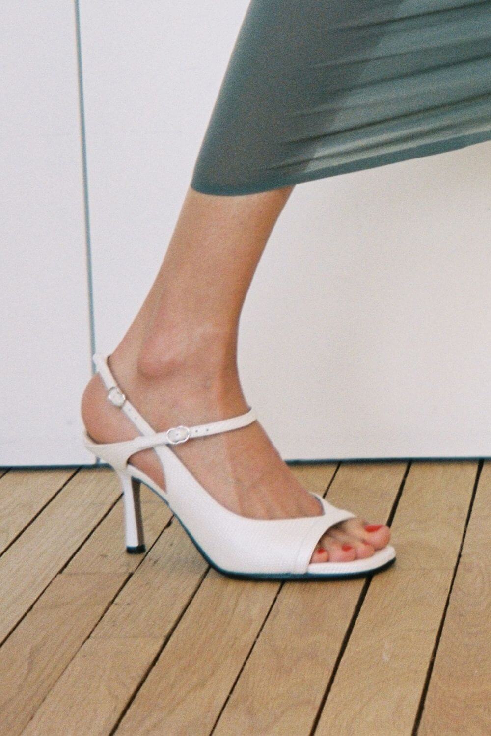 Zapatos de tacón de aguja con talón abierto, efecto serpiente, negros y con punta abierta