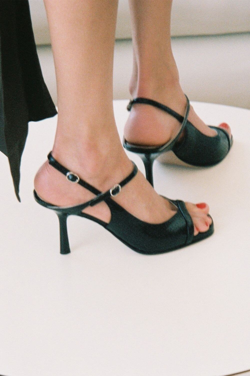 Zapatos de tacón de aguja con talón abierto, efecto serpiente, negros y con punta abierta