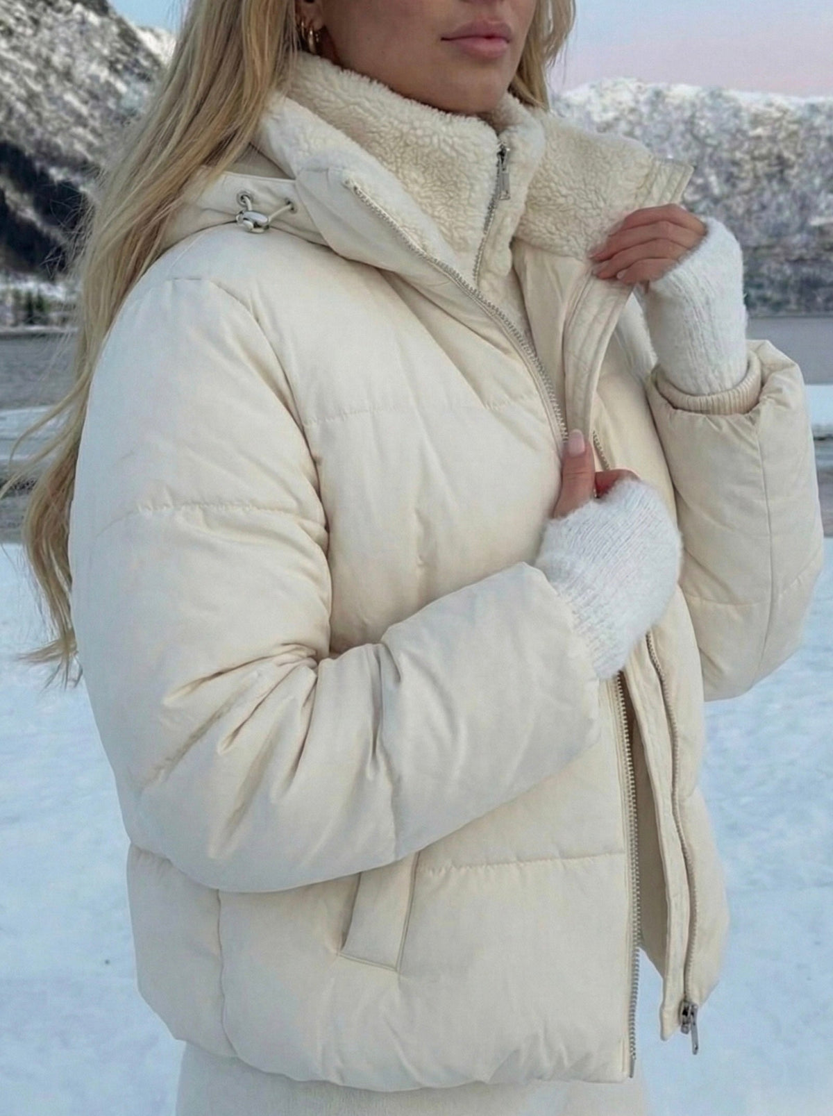 Joane | Chaqueta Corta Acolchada con Capucha y Forro de Pelo