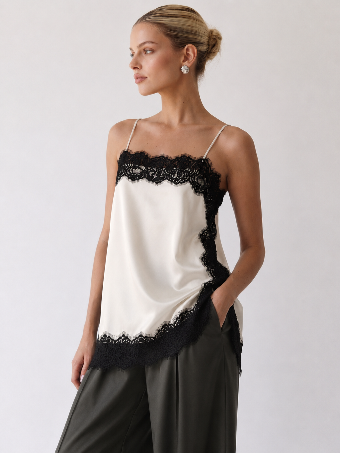 Irina Top con ribete de encaje negro - Blanco