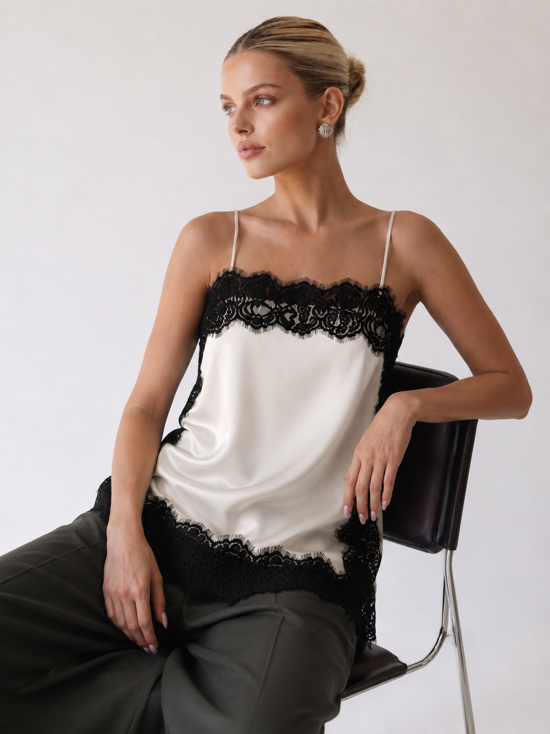 Irina Top con ribete de encaje negro - Blanco
