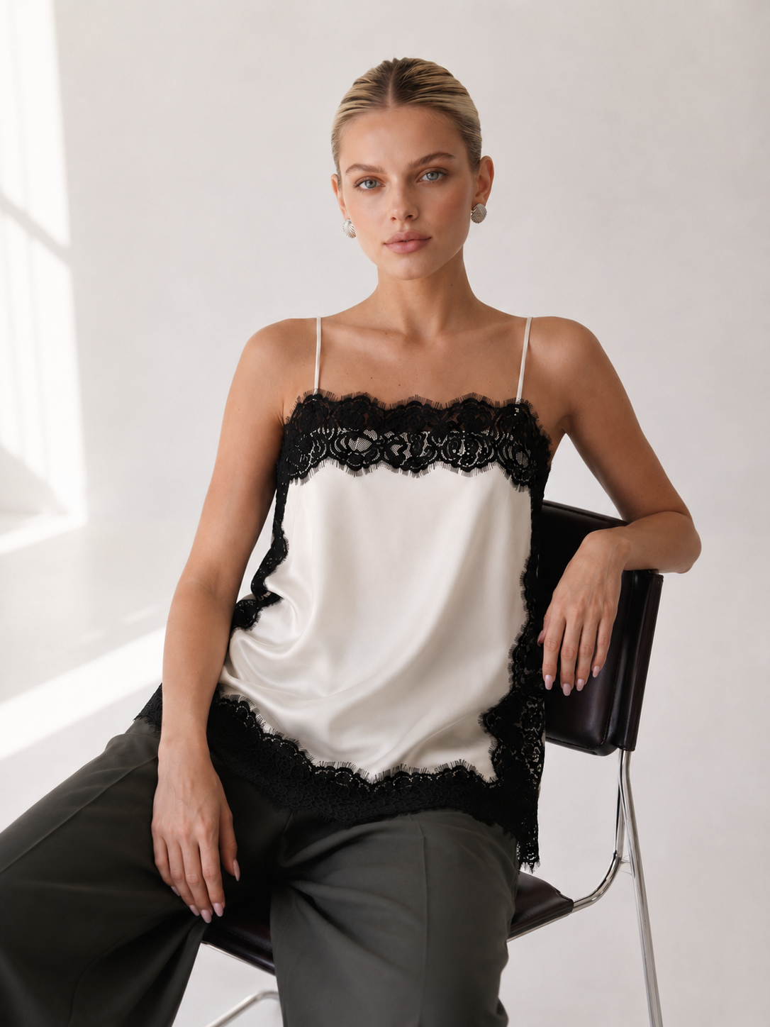 Irina Top con ribete de encaje negro - Blanco