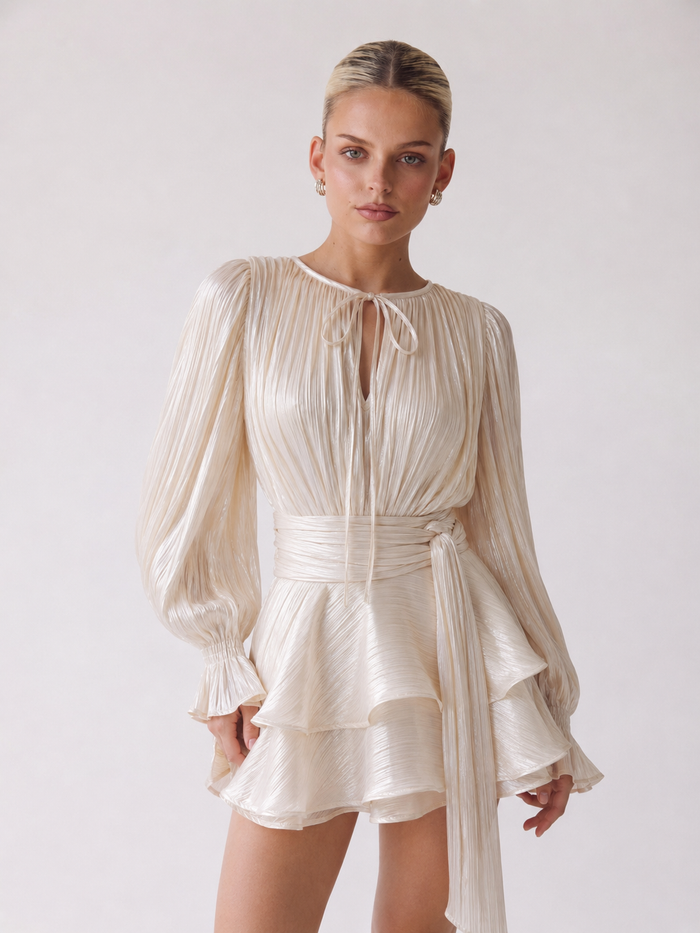 Elodie | Vestido mini plisado con lazo en el cuello y mangas abullonadas