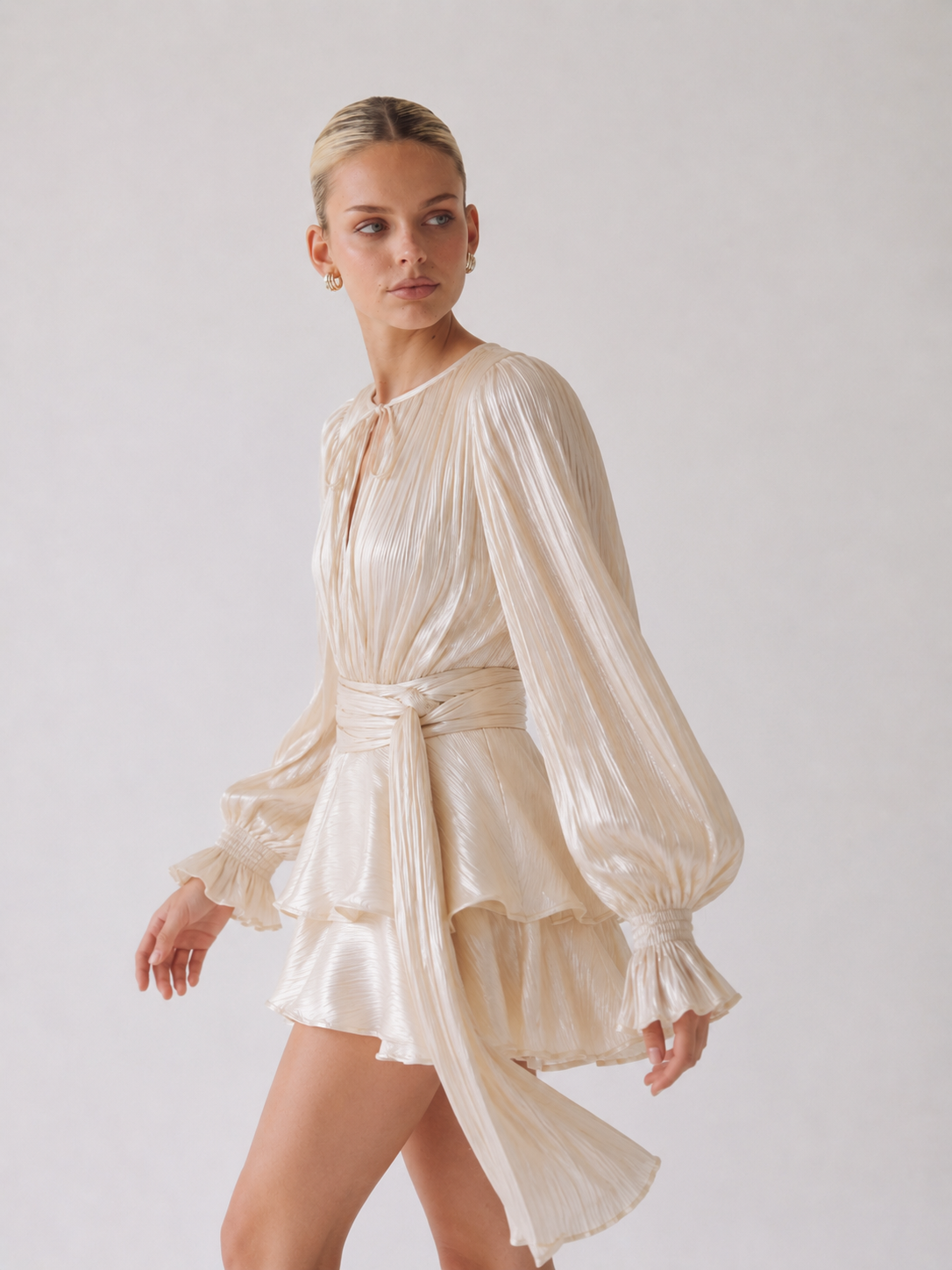 Elodie | Vestido mini plisado con lazo en el cuello y mangas abullonadas