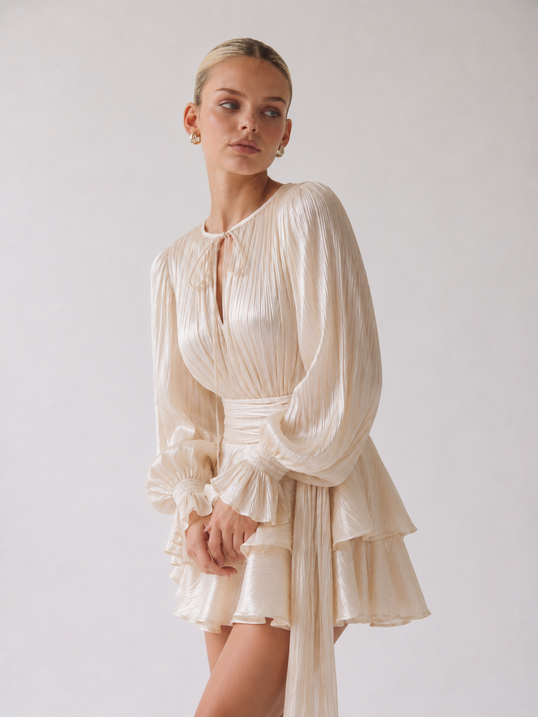 Elodie | Vestido mini plisado con lazo en el cuello y mangas abullonadas