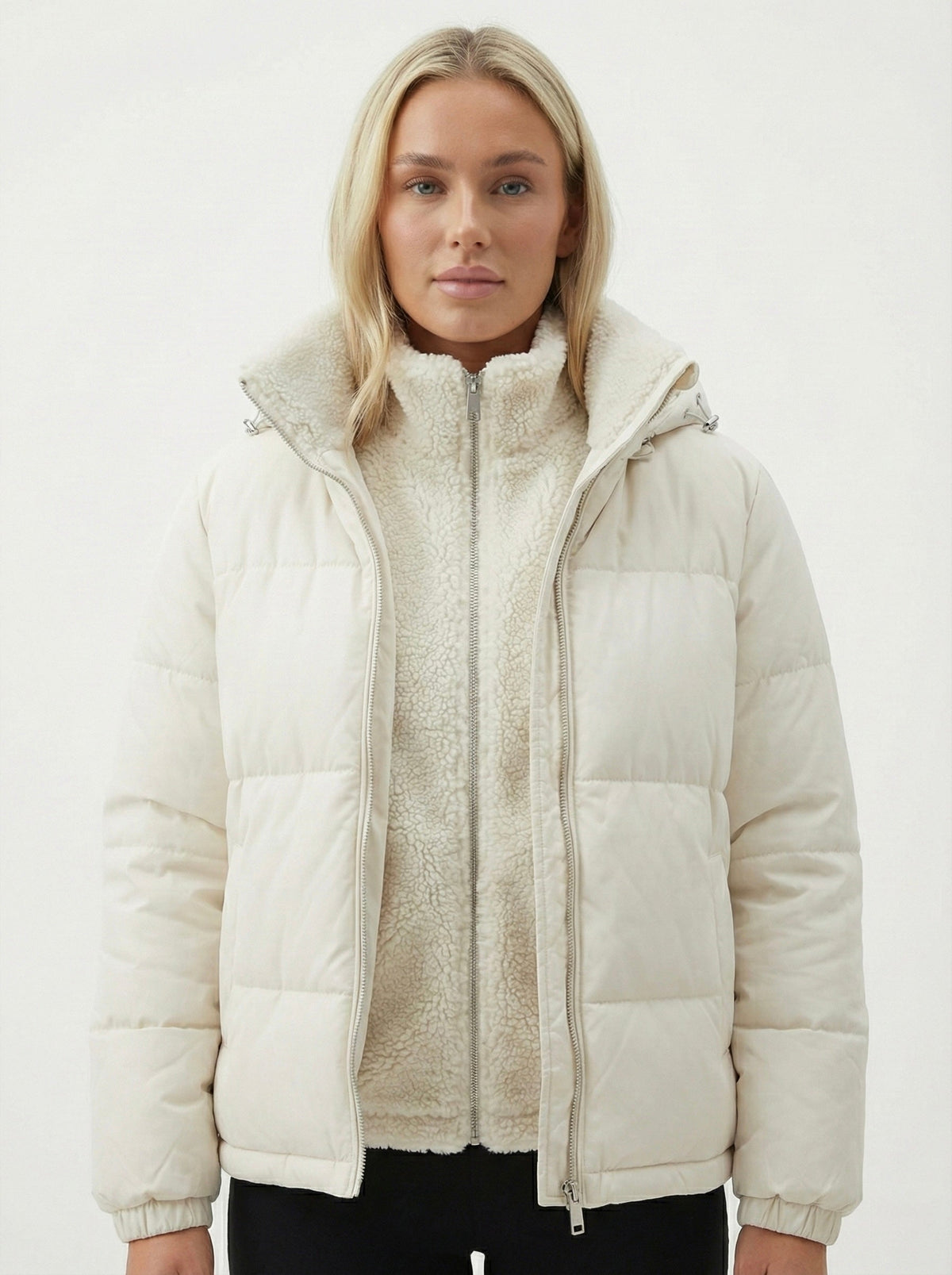 Joane | Chaqueta Corta Acolchada con Capucha y Forro de Pelo