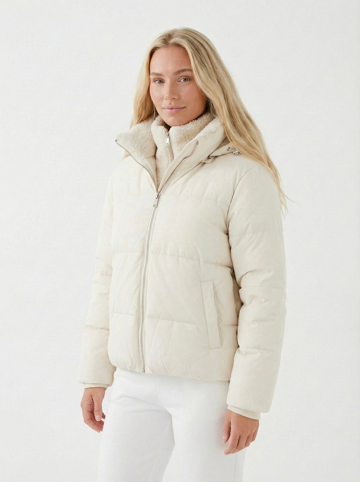 Joane | Chaqueta Corta Acolchada con Capucha y Forro de Pelo
