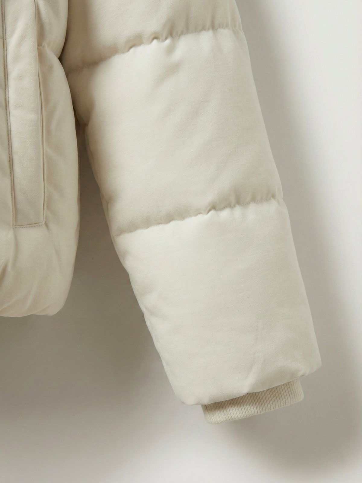 Joane | Chaqueta Corta Acolchada con Capucha y Forro de Pelo