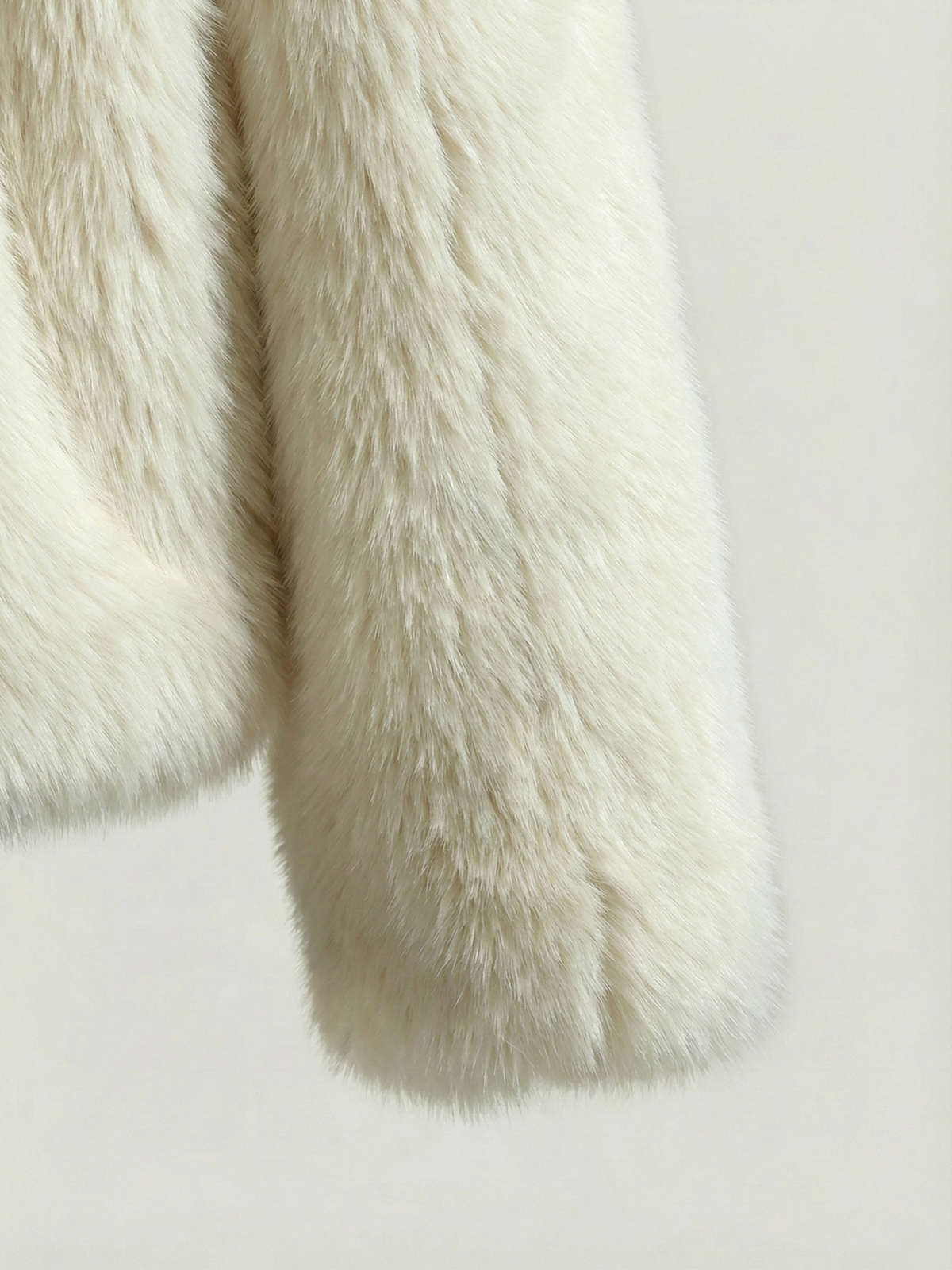 Athena | Abrigo Llamativo con Capucha de Pelo Sintético