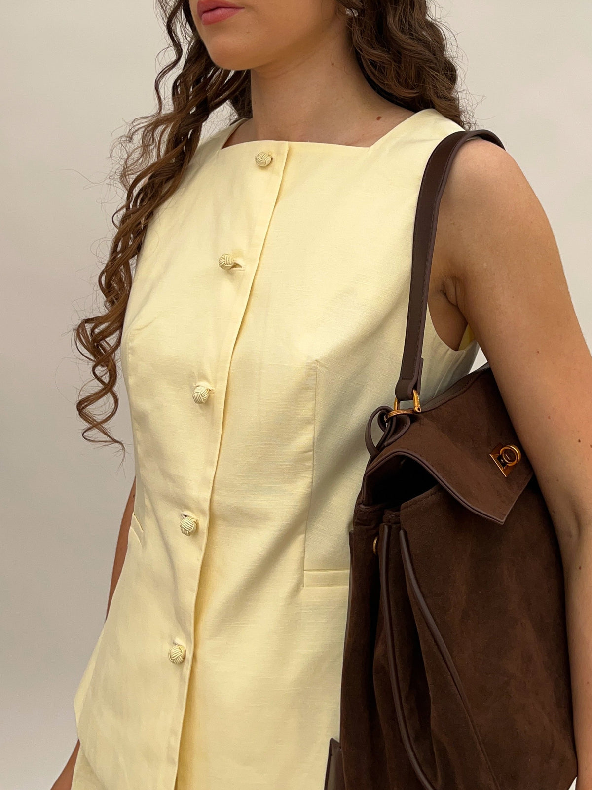Bolso de Mano con Detalles Dorados — Clara