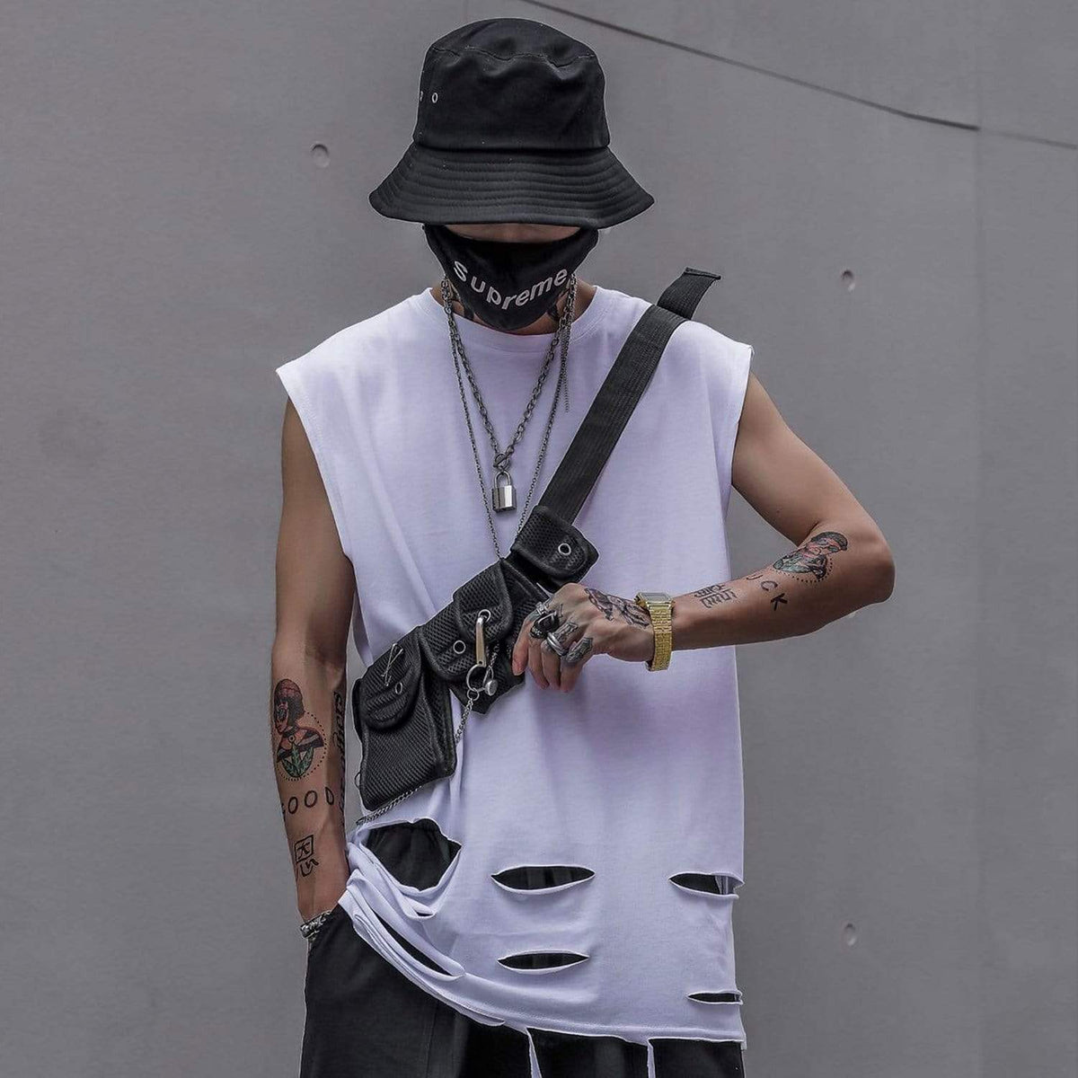 Camiseta WLS Sin Mangas Rota con Agujeros