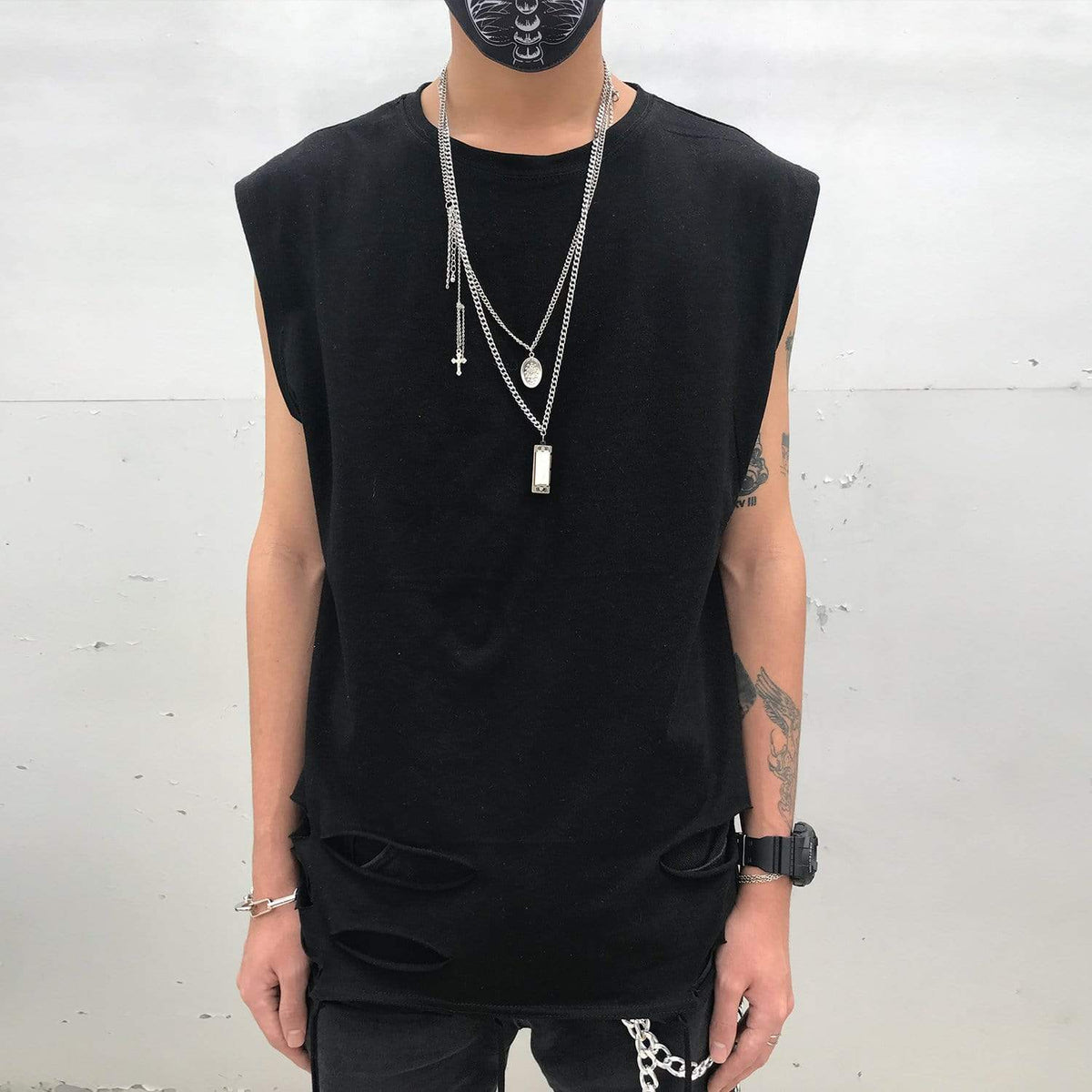 Camiseta WLS Sin Mangas Rota con Agujeros