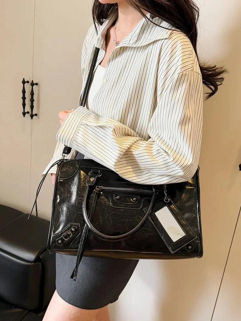 Carmela - Bolso Elegante con Interior Espacioso y Diseño Minimalista