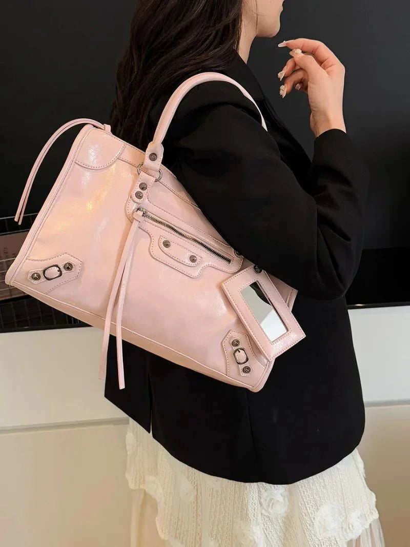Carmela - Bolso Elegante con Interior Espacioso y Diseño Minimalista
