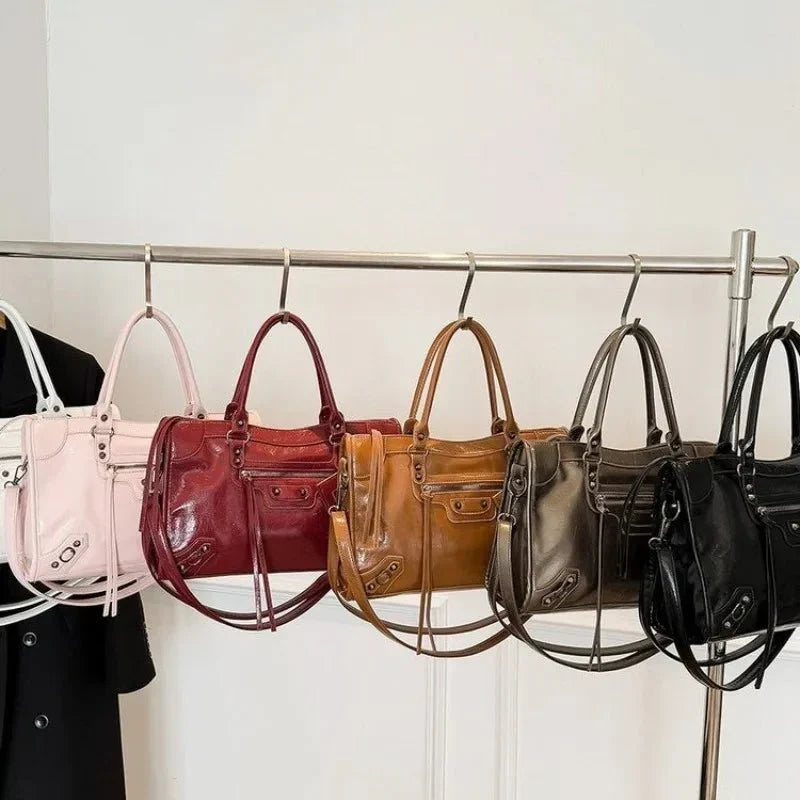 Carmela - Bolso Elegante con Interior Espacioso y Diseño Minimalista
