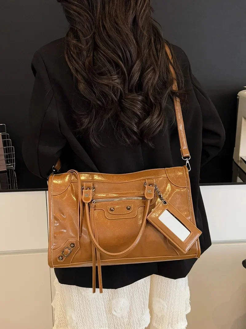 Carmela - Bolso Elegante con Interior Espacioso y Diseño Minimalista