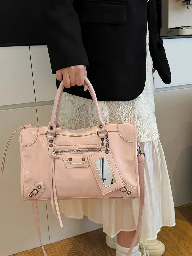 Carmela - Bolso Elegante con Interior Espacioso y Diseño Minimalista
