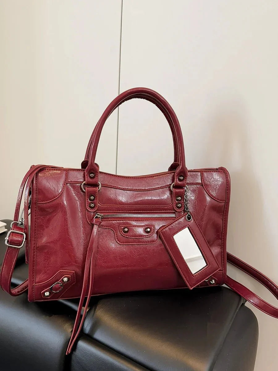 Carmela - Bolso Elegante con Interior Espacioso y Diseño Minimalista